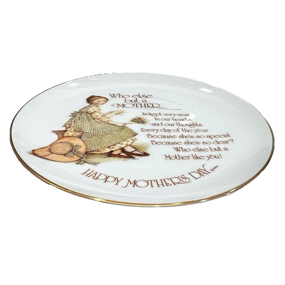 HOLLY HOBBIE 1976 "WHO ELSE BUT A MOTHER" MOTHER'S DAY 8" PLATE WITH GOLD TRIM - Picture 2 of 16
